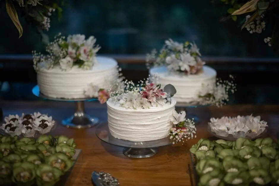 Hildred House Bakery London Custom Flower Wedding Cake 1 scaled